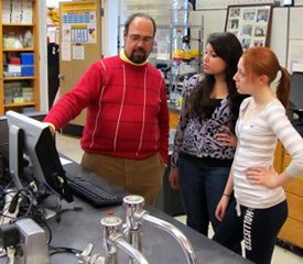 Photo of SUNY Plattsburgh librarian working with students