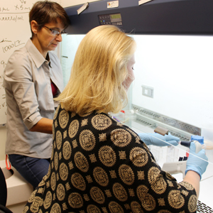 Photo of Dr. Ckless in lab with student