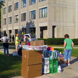 Photo of SUNY Plattsburgh students moving into dorms on campus